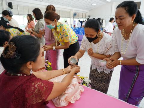 รดน้ำขอพรผู้สูงอายุ วันสงกรานต์ 2566