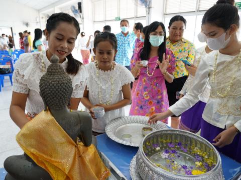 รดน้ำขอพรผู้สูงอายุ วันสงกรานต์ 2566