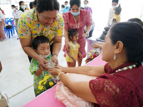 รดน้ำขอพรผู้สูงอายุ วันสงกรานต์ 2566