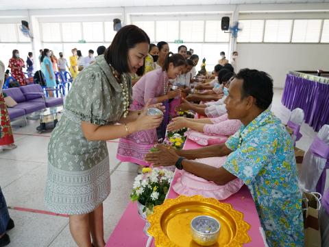 รดน้ำขอพรผู้สูงอายุ วันสงกรานต์ 2566