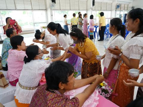 รดน้ำขอพรผู้สูงอายุ วันสงกรานต์ 2566